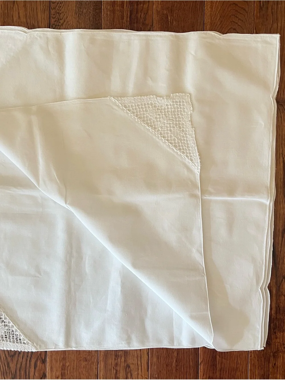 Neiman Marcus Napkins Dinner 100% Cotton with Crochet Corner White 21”x 22”